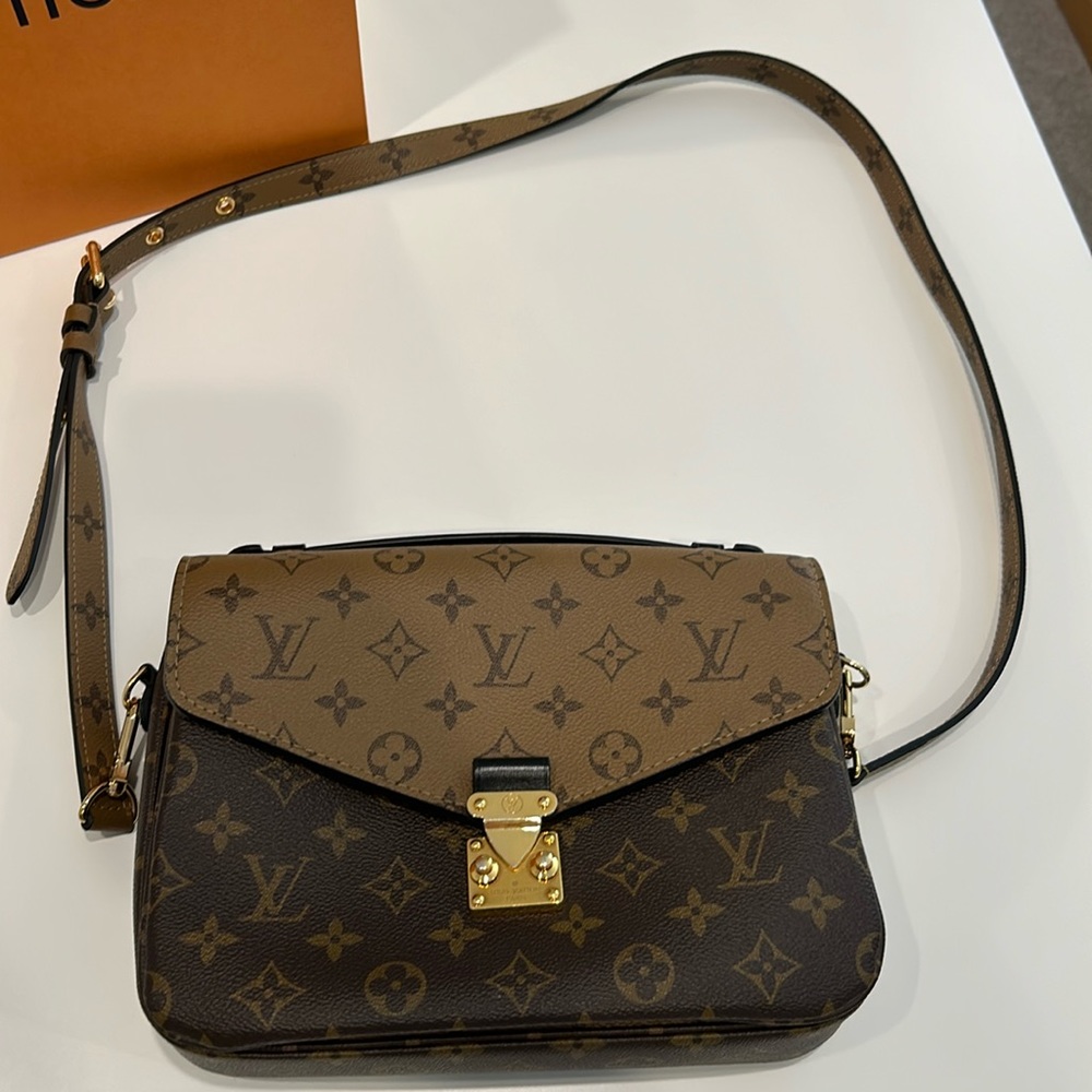 Louis Vuitton Pochette Métis m44876 like new!